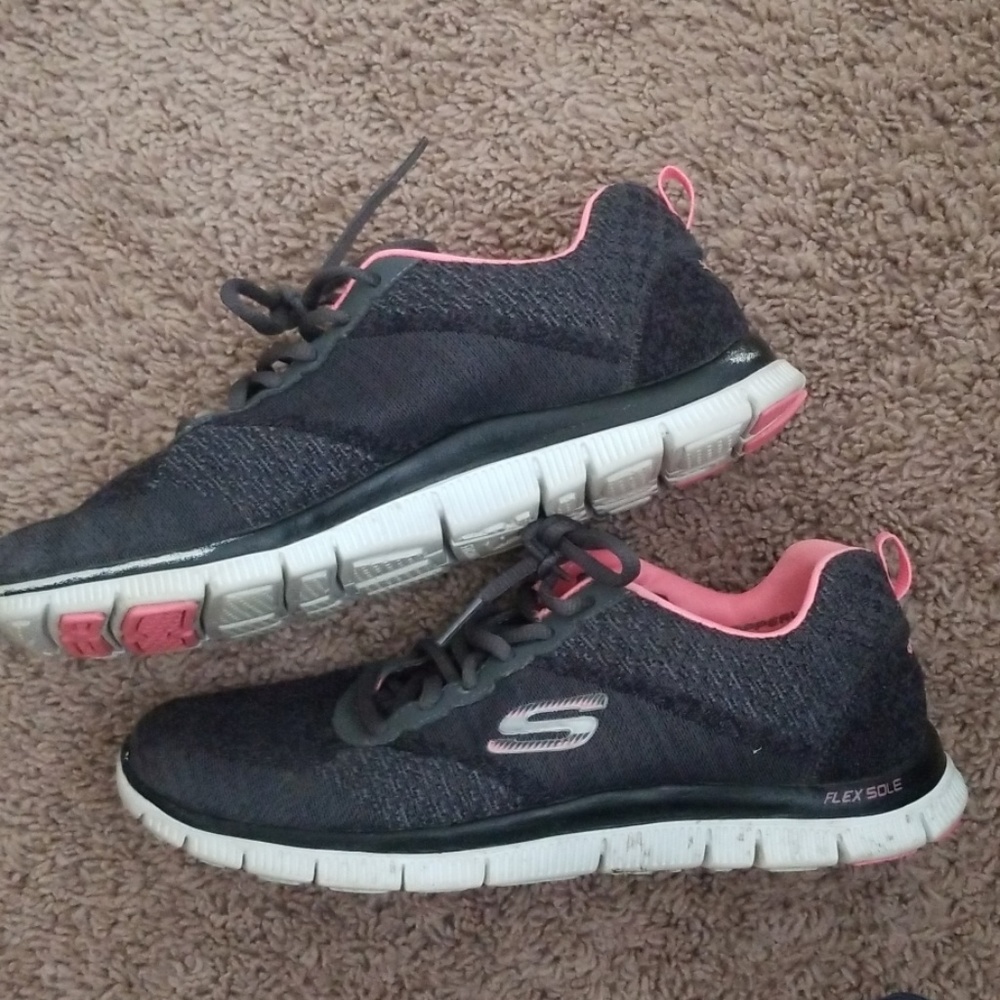 Used skech-knot dry form sneakers